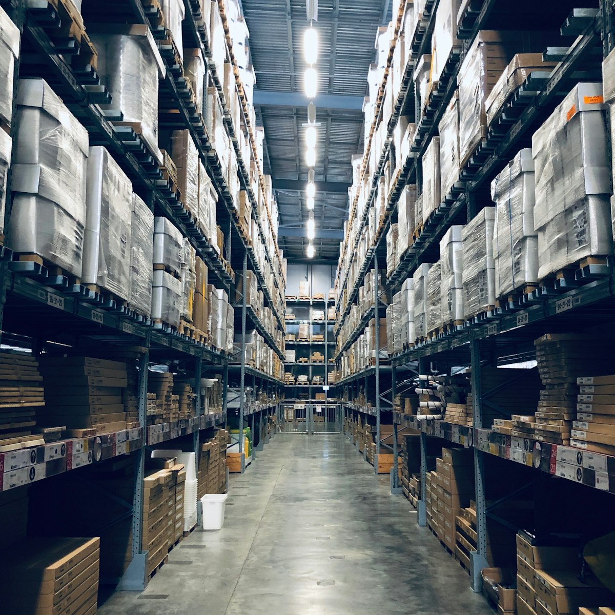 Pasillo de bodega con estanterías de carga apiladas